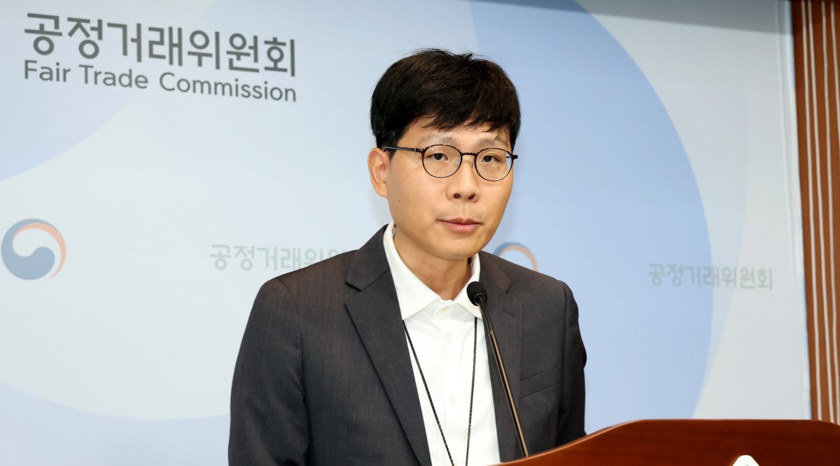 박정웅 공정거래위원회 제조업감시과장이 12일 세종시 정부세종청사에서 국내 온라인 숙박예약 플랫폼 사업자인 ㈜놀유니버스와 ㈜여기어때컴퍼니의 거래상지위 남용행위 제재 내용을 발표하고 있다. 2025.8.12.뉴스1