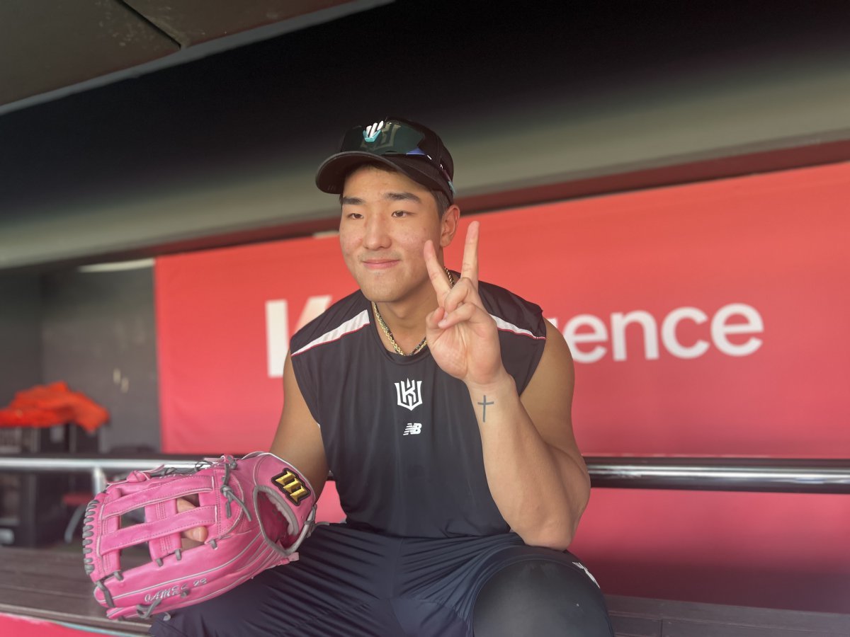 7월 MVP를 수상한 KT 위즈 안현민이 12일 수원 케이티위즈파크에서 취재진을 만나 인터뷰하고 있다. 2025.8.12 뉴스1