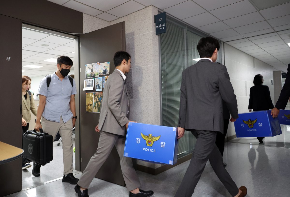 서울경찰청 금융범죄수사대 직원들이 11일 오후 서울 여의도 국회 의원회관 이춘석 무소속 의원실에서 압수품을 들고 나오고 있다. 이 의원은 주식 차명거래 의혹 등을 받고 있다. 2025.08.11. 뉴시스