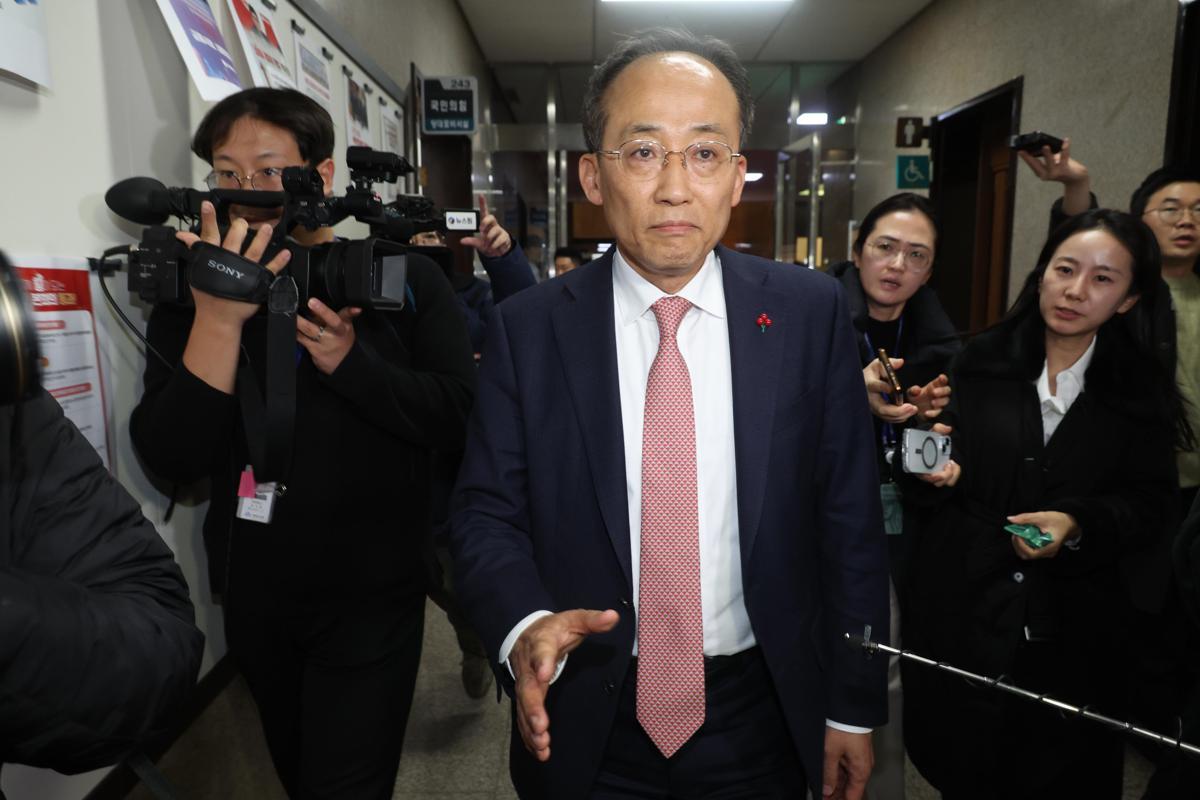 추경호 국민의힘 원내대표가 6일 오후 서울 여의도 국회 예결위장에서 열린 비상의원총회를 마치고 원내대표실로 이동하며 질문세례를 받고 있다. 2025.12.06. 뉴시스