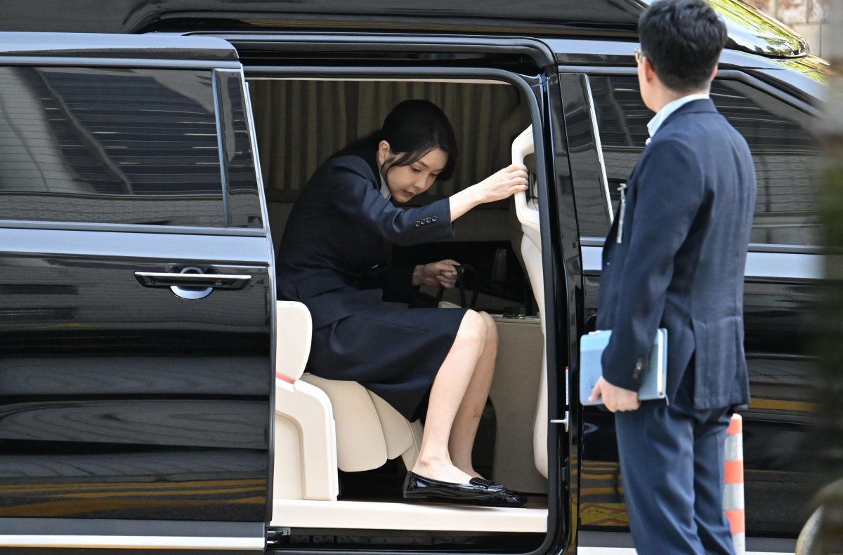 자본시장과 금융투자업에 관한 법률 위반, 정치자금법 위반, 특정범죄 가중처벌 등에 관한 법률 위반(알선수재) 등의 혐의를 받는 윤석열 전 대통령 부인 김건희 씨가 12일 오전 서울 서초구 서울중앙지법에서 열린 구속 전 피의자 심문(영장실질심사)에 출석하기 위해 차에서 내리고 있다. 2025.08.12.뉴시스