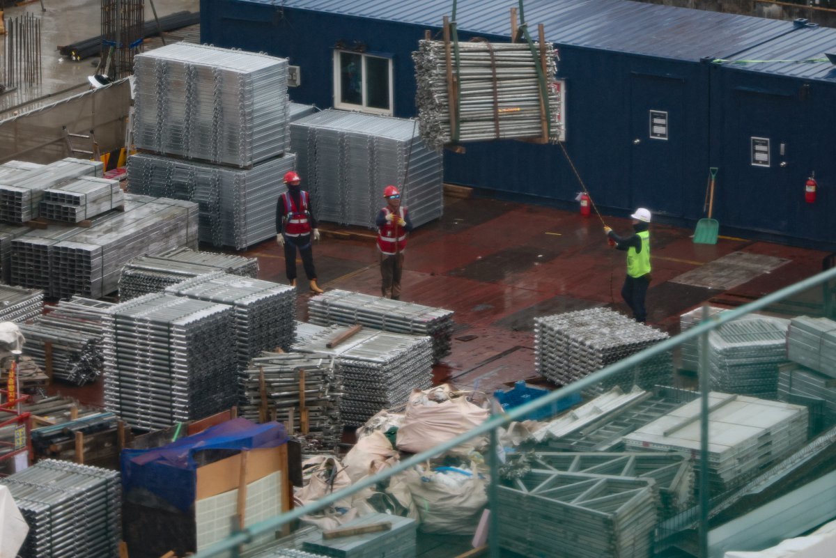 16일 서울 시내 한 공사현장에서 근로자들이 업무를 하고 있다.  이날 통계청이 발표한 ‘2025년 6월 고용동향’에 따르면 지난달 취업자 수는 2909만명으로 지난해 같은 기간보다 18만3000명(0.6%) 증가했지만 건설 경기는 불황이 이어지며 건설업 취업자는 9만7천명이 감소하며 14개월 연속 하락한 것으로 나타났다. 2025.07.16.[서울=뉴시스]