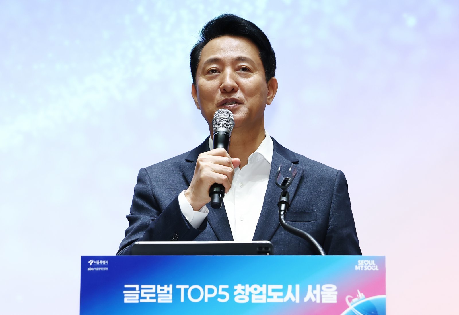 오세훈 서울시장이서울 중구 서울시청에서 열린 ‘버추얼 아이돌 플레이브 스타트업 서울 홍보대사 및 트라이 에브리씽 홍보단 위촉식에서 축사하고 있다. 2025.8.12/뉴스1