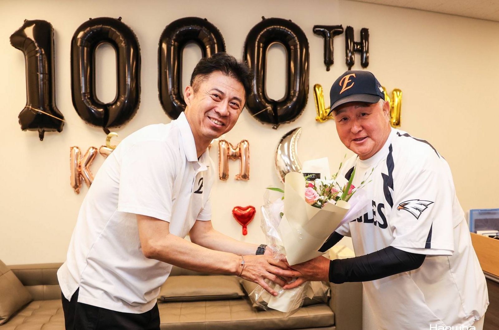 김경문 감독 ‘역대 세번째 1000승’ 축하 김경문 한화 감독(오른쪽)이 12일 손혁 단장으로부터 감독 통산 1000승을 기념하는 꽃다발을 건네받고 있다. 한화 제공