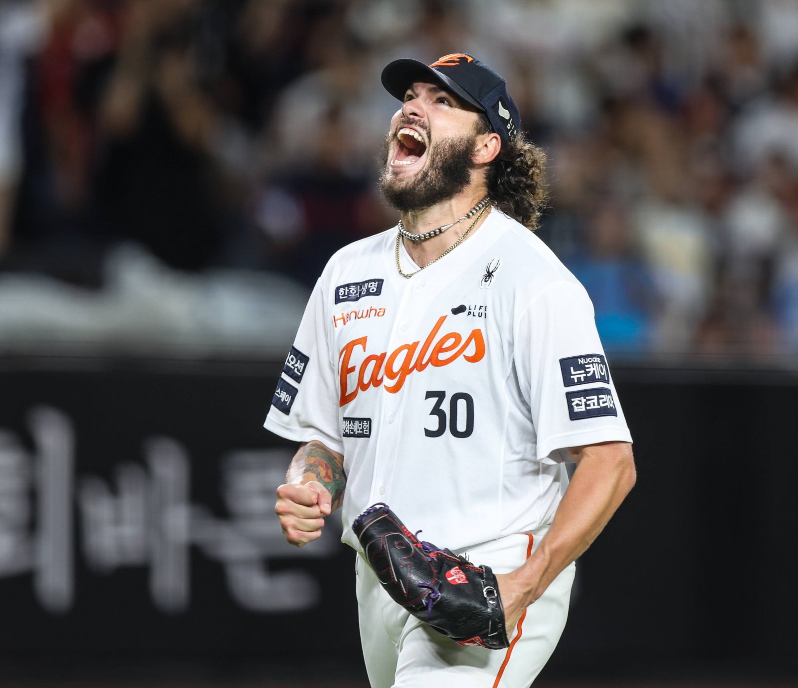 한화 외국인 투수 폰세가 12일 롯데와의 대전 안방경기에서 프로야구 역대 개막 후 선발 최다 연승(15승)과 한 시즌 최소 경기 200탈삼진 기록을 작성했다. 사진은 200번째 삼진을 잡은 후 포효하는 모습. 한화 제공