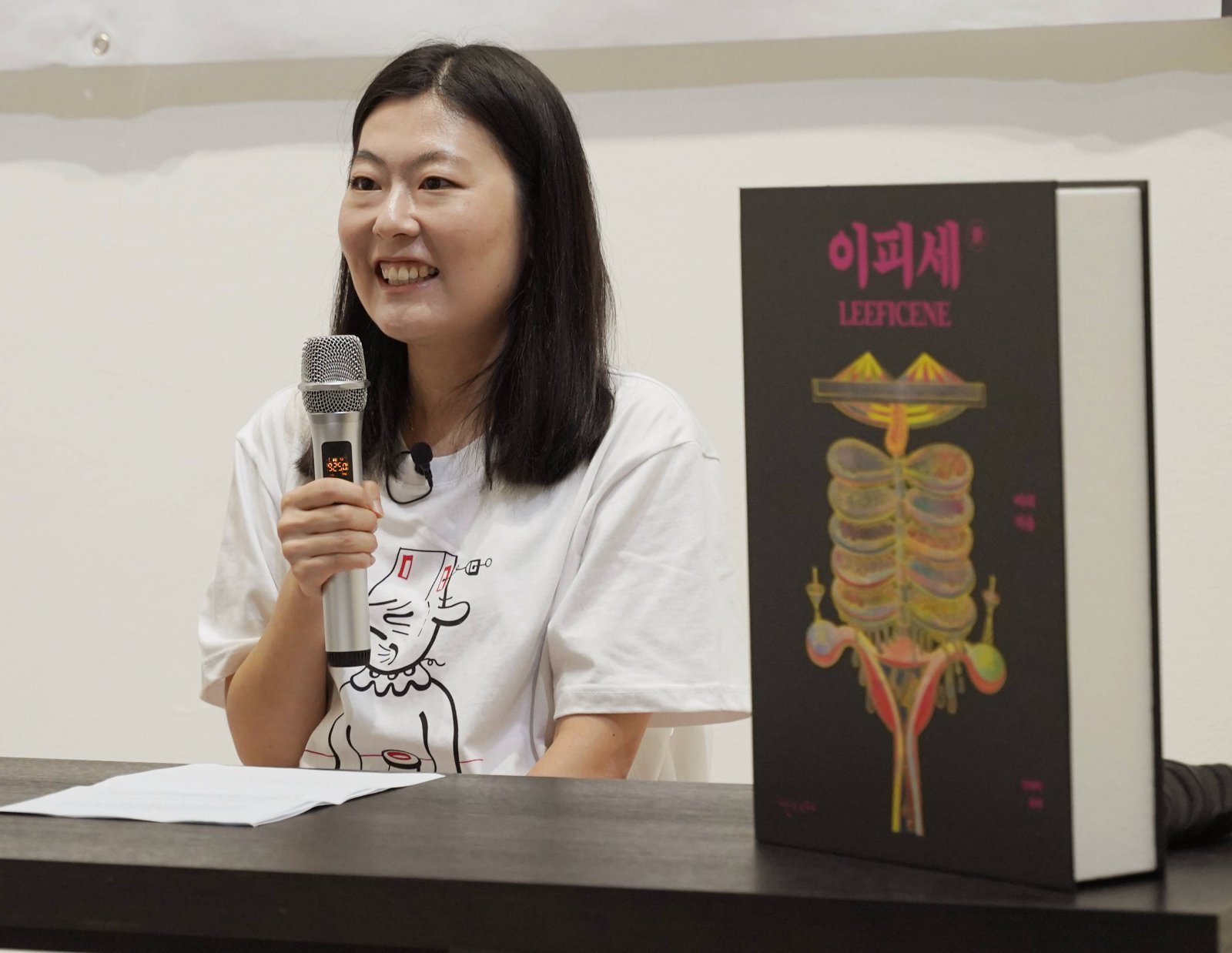 13일 첫 에세이집 ‘이피세’를 낸 이피 작가는 “삶과 죽음, 피부와 피부, 인간과 신, 서양과 동양 그 사이에 존재하는 떨림을 발견하는 게 예술가라고 생각한다”고 했다. 난다 제공