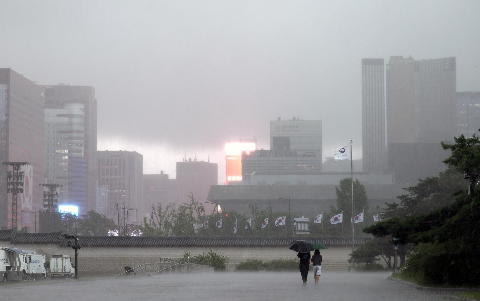 호우특보가 발효된 가운데 13일 서울 종로구 국립고궁박물관 인근에서 바라본 하늘이 먹구름으로 뒤덮여 있다. 뉴스1