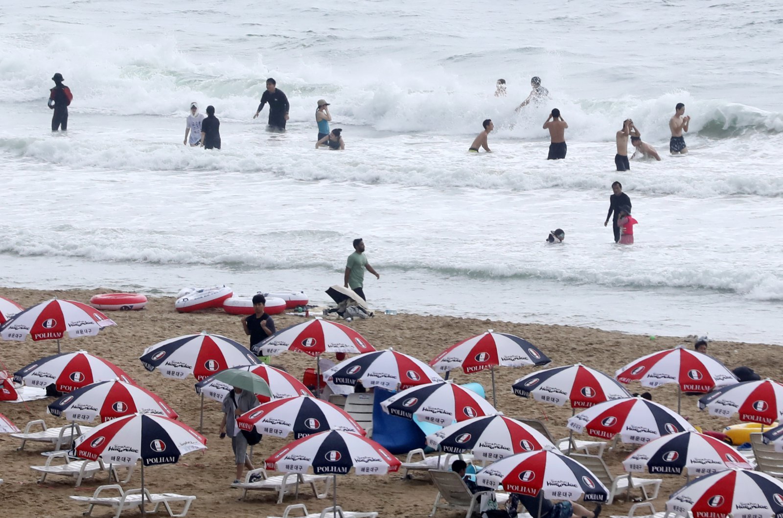 6일 오후 부산 해운대해수욕장을 찾은 피서객들이 물놀이를 즐기고 있다. 2025.8.6. 뉴스1
