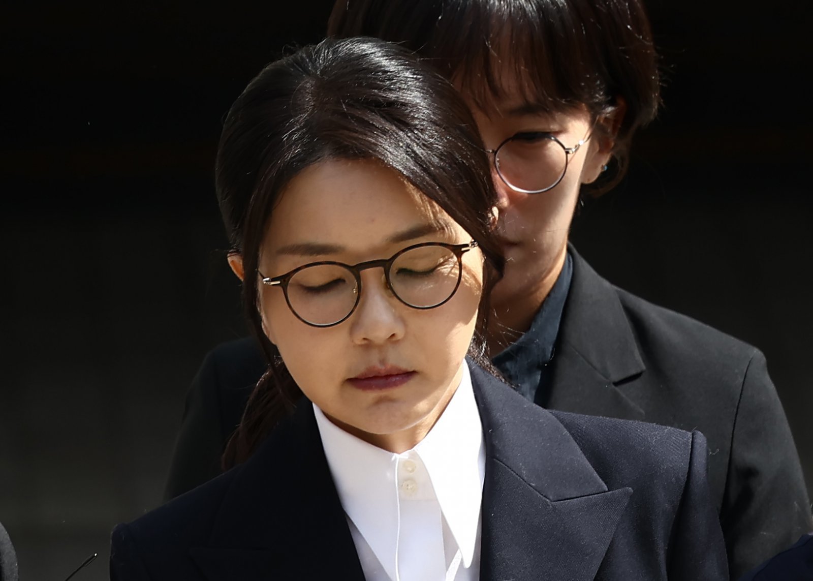 윤석열 전 대통령 부인 김건희 여사가 12일 오후 서울 서초구 서울중앙지법에서 열린 구속 전 피의자 심문(영장실질심사)를 마치고 나오고 있다. 2025.8.12. 뉴스1