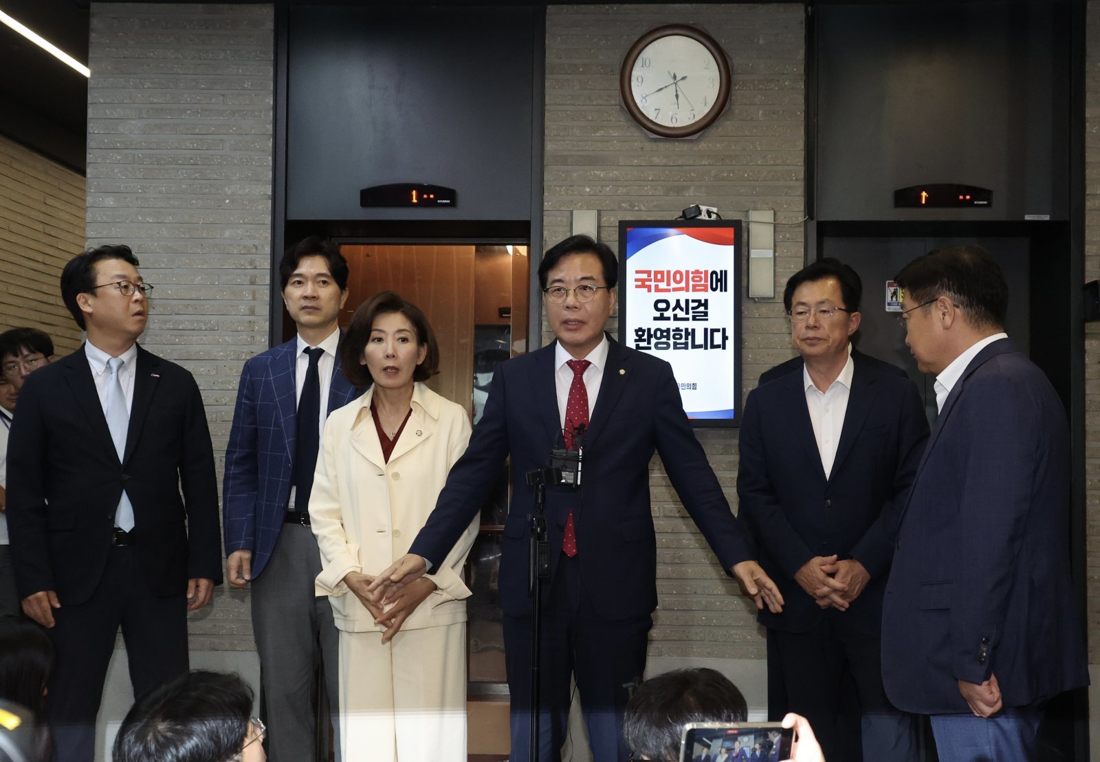 김건희 특검이 국민의힘 당사에 대한 압수수색에 나선 13일 서울 여의도 국민의힘 중앙당사 로비에서 송언석 비상대책위원장 겸 원내대표가 입장발표를 하고 있다.  2025.08.13. [서울=뉴시스]