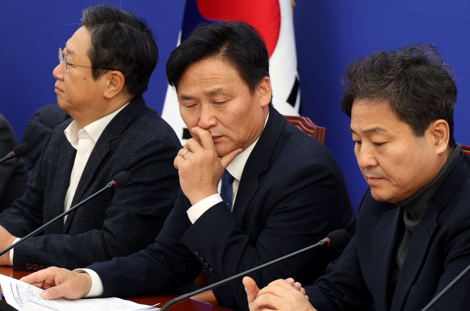 김영진 더불어민주당 전 정권정치탄압대책위원장이 3일 오전 서울 여의도 국회에서 열린 전 정권정치탄압대책위원회 기자간담회에서 잠시 생각에 잠겨있다. 2024.12.03. [서울=뉴시스]