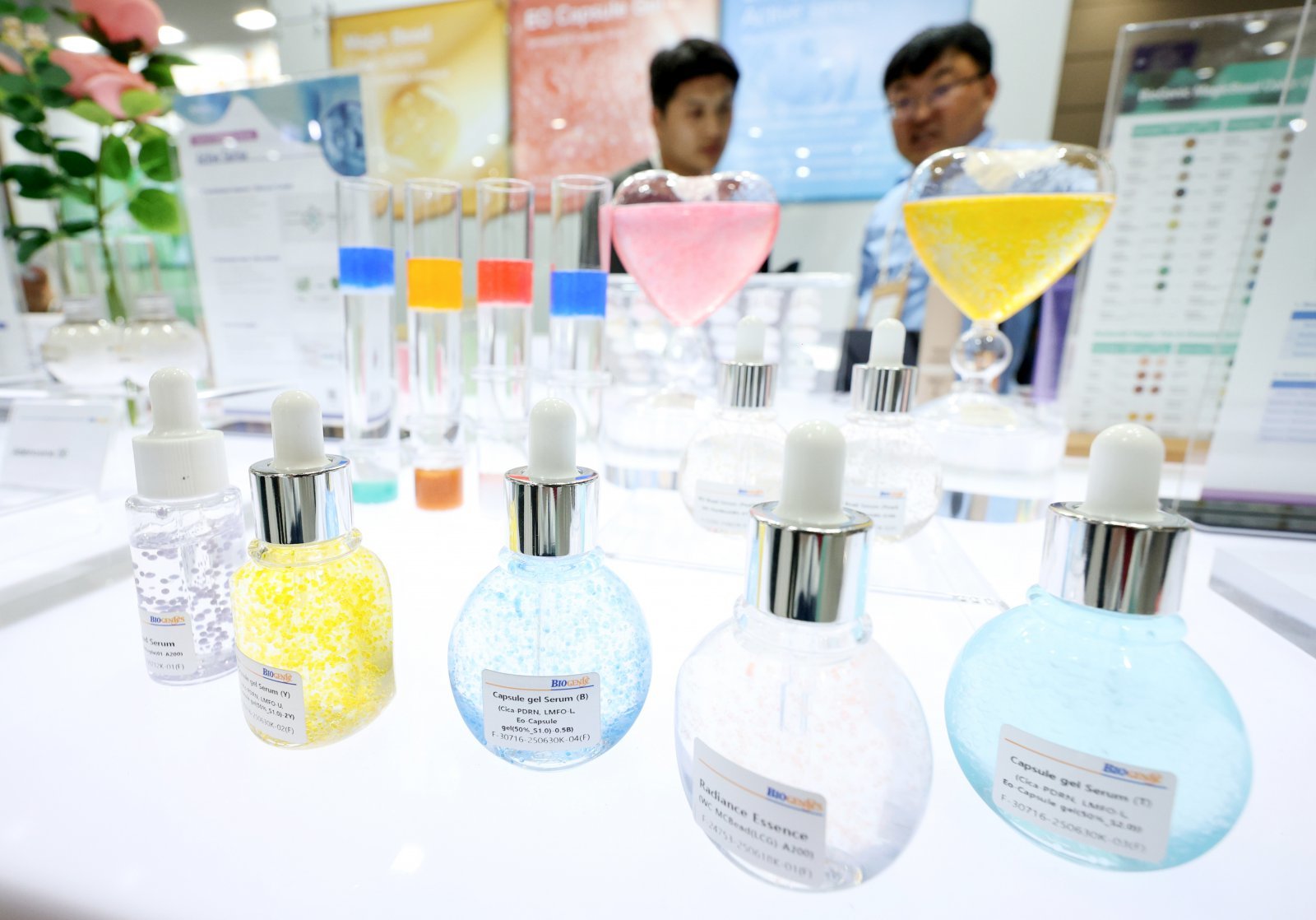 2일 서울 강남구 코엑스에서 열린 ‘2025 인-코스메틱스 코리아’에서 관람객들이 다양한 화장품 원료를 체험하고 있다. 2025.07.02. [서울=뉴시스]