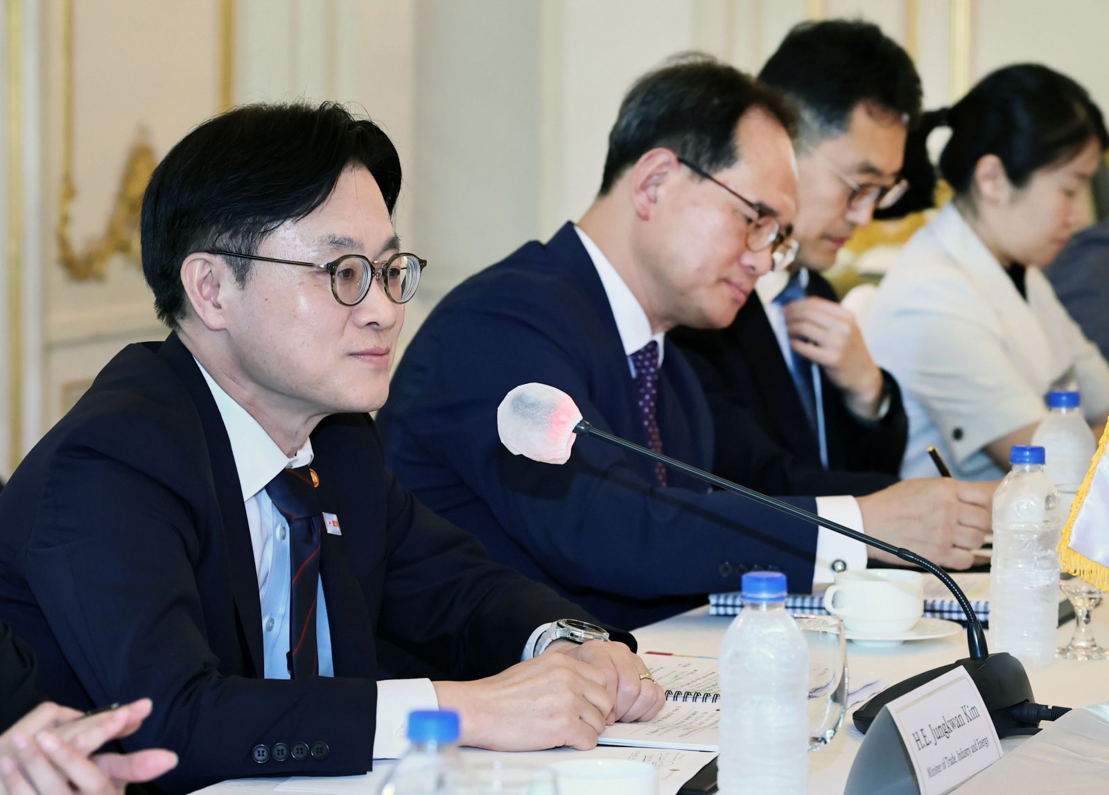 김정관 산업통상자원부 장관이 12일 오전 서울 중구 롯데호텔에서 응우옌 반 탕 베트남 재무부 장관과 면담하고 있다. 사진=산업통상자원부 제공. 2025.08.12. [서울=뉴시스]