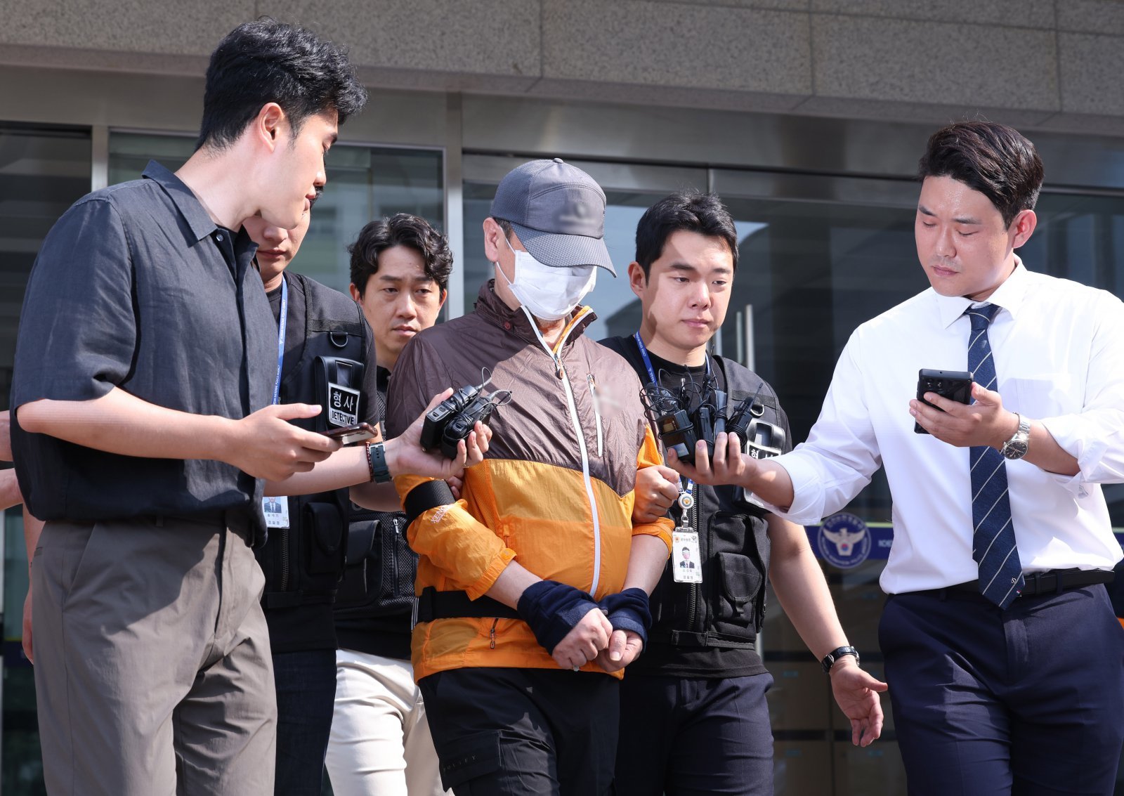 사제 총기 살해 사건 피의자 A 씨(62·남)가 지난달 30일 오전 인천논현경찰서에서 검찰로 송치되고 있다. 2025.7.30/뉴스1