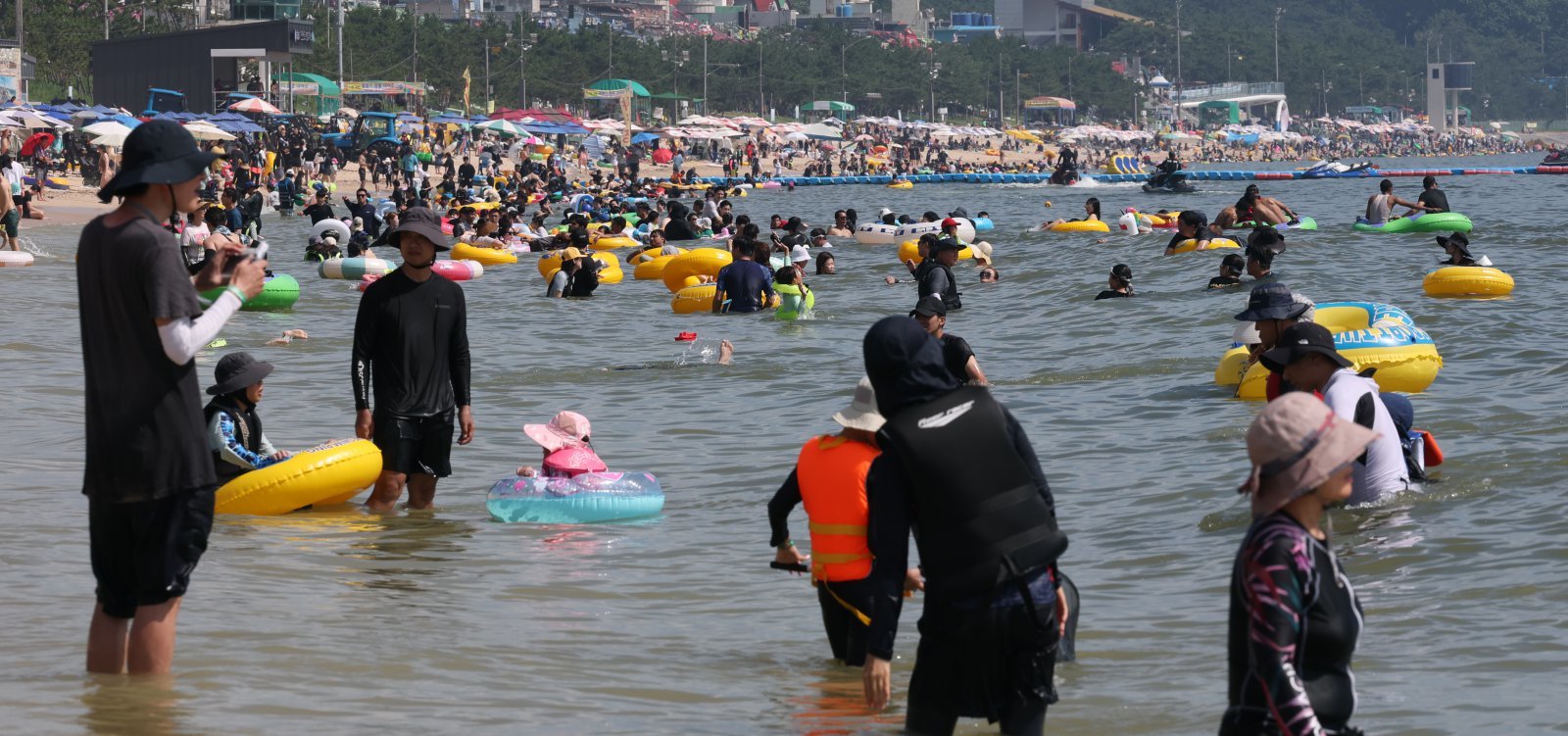 지난달 26일 본격적인 휴가철을 맞아 26일 충남 보령 대천해수욕장에서 관광객들이 즐거운 시간을 보내고 있다. 뉴스1.