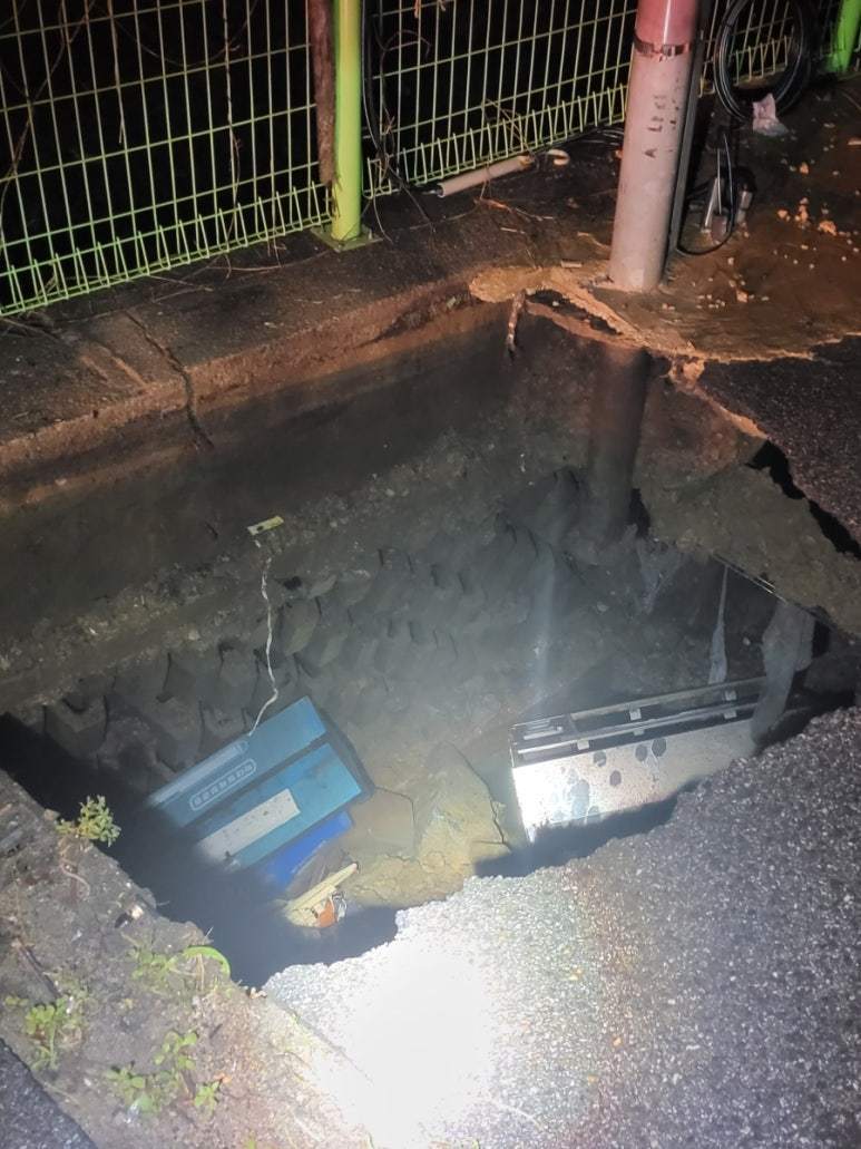 경기 고양시 덕양구 고양동의 한 주택가 옆 하천변에 발생한 씽크홀. 경기북부소방재난본부 제공