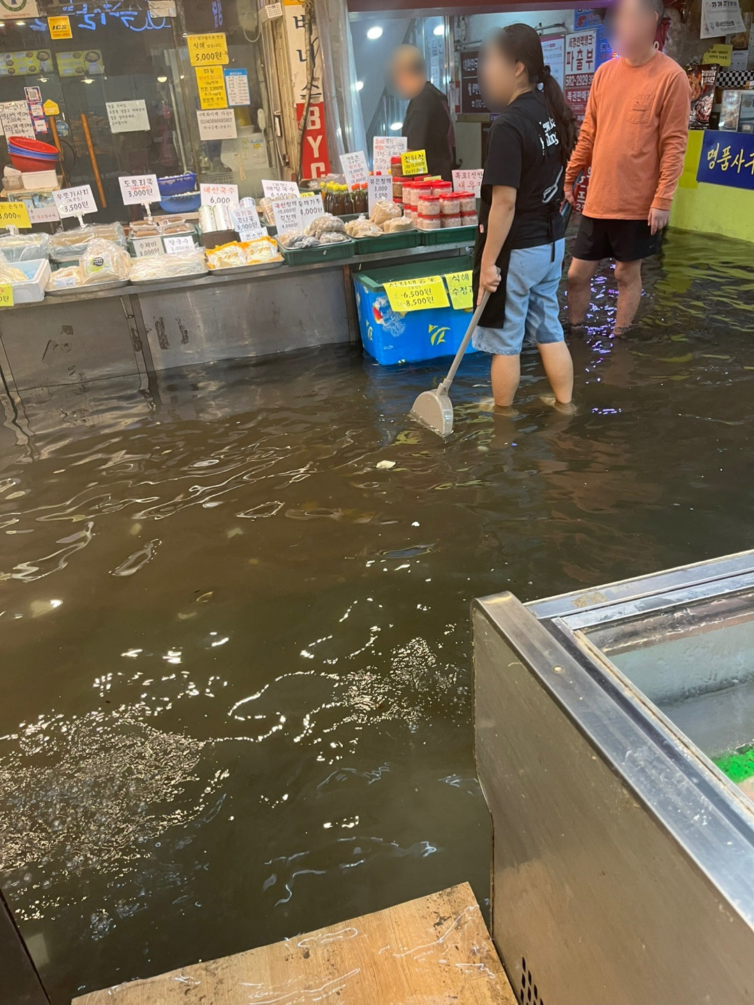 인천지역에 집중호우가 내린 13일 인천 서구 중앙시장에 물이 차오른 모습. 독자 제공. 2025.8.13/뉴스1