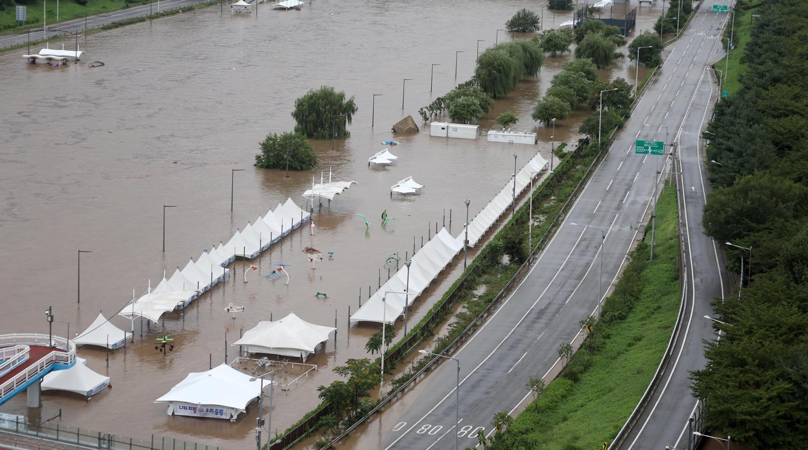 서울에 호우경보가 내려진 13일 서울 중랑천에 홍수주의보가 발령돼 장안교 인근 동부간선도로 진입이 통제되고 있다. 2025.08.13. 뉴시스