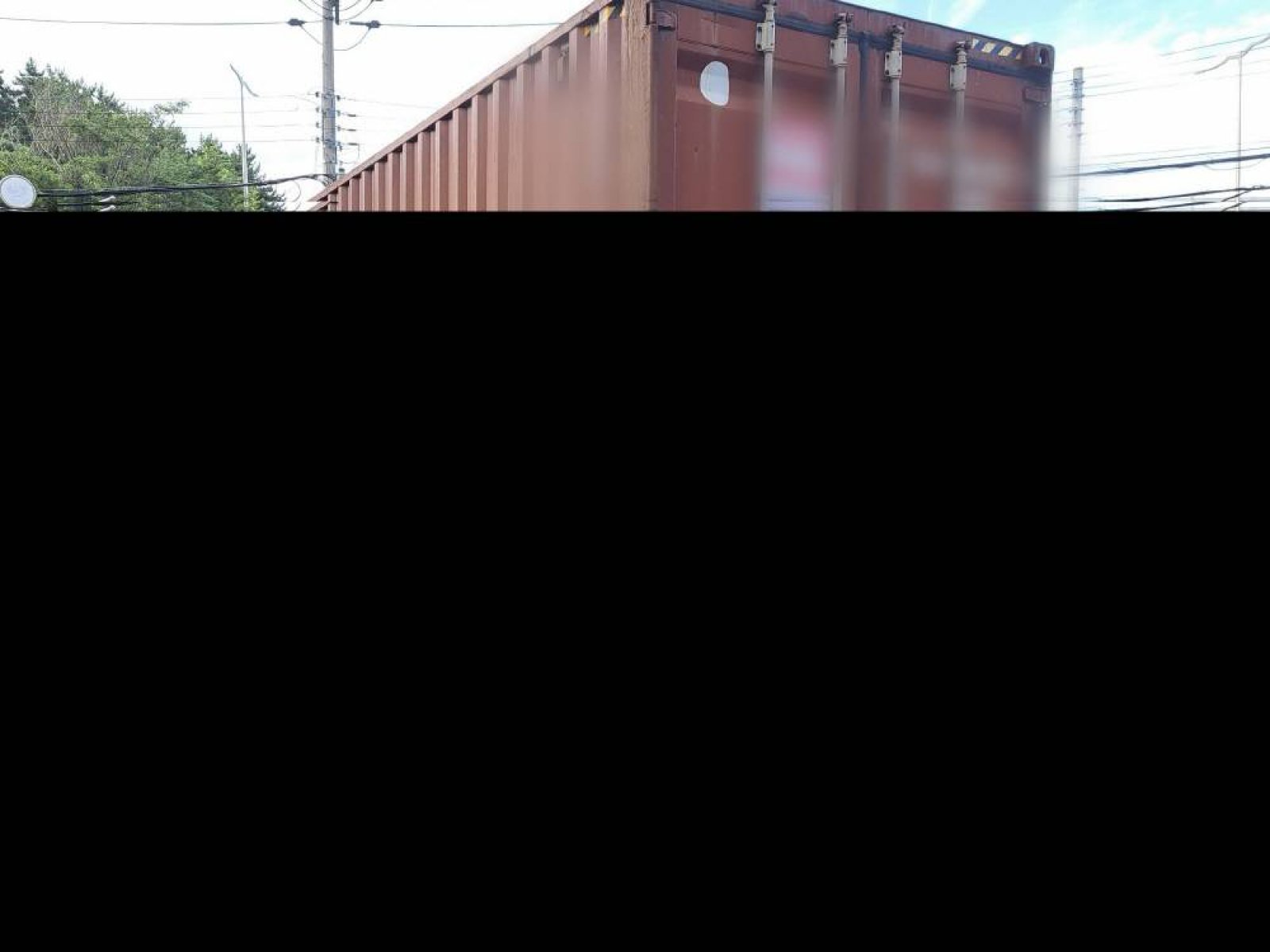 13일 오후 4시 50분쯤 창원시 진해구 두동의 한 삼거리 이면도로에서 우회전 하던 트레일러에 전기자전거가 치여 60대 남성이 숨졌다. 사고 현장 모습.(독자 제공)