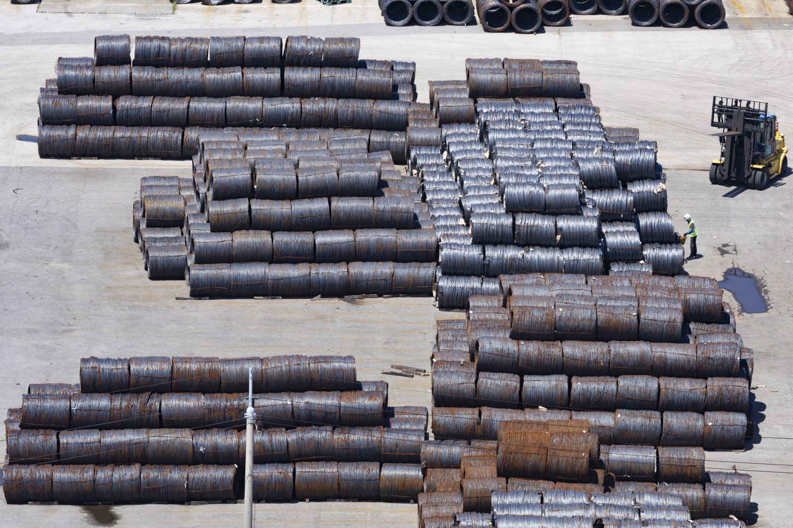 미국의 ‘트럼프표 상호관세‘가 발효된 7일 경기 평택항 부두 야적장에 철강 제품들이 쌓여 있다.  한국에는 지난달 미국과의 무역 합의를 통해 15%의 관세가 적용됐다. 상호 관세 적용 품목은 무역확장법 232조를 근거로 한 품목별 관세가 부과 중이거나 추진되는 자동차, 철강·알루미늄, 반도체, 의약품 등을 제외한 나머지 품목들이다. 이차전지나 미국 시장에서 인기를 얻고 있는 화장품, 라면 등 K-소비재가 대표적으로 해당한다. 2025.08.07. 평택=뉴시스