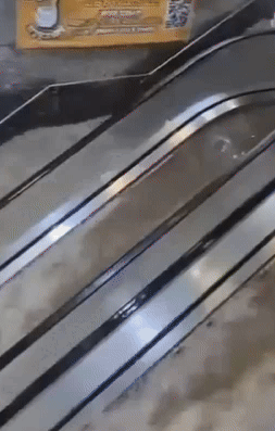 지하에 위치한 인천의 한 마트. 커뮤니티 게시판