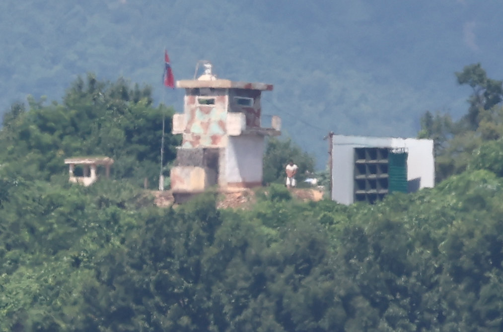 경기도 파주시 접경지역에서 바라본 북한 초소. 2025.8.10. 뉴스1