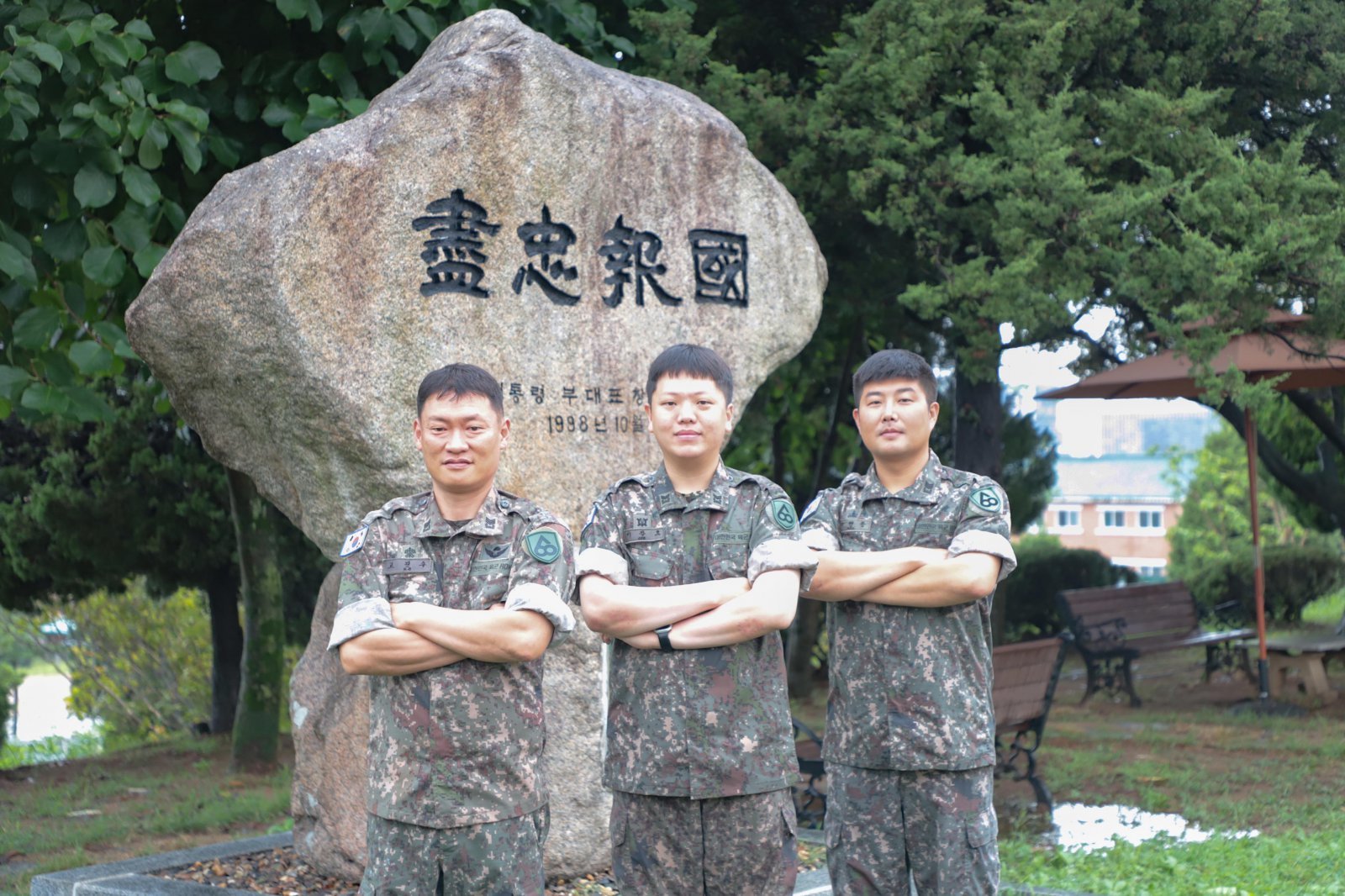 집중호우 속에서 시민들을 구조한 60사단 조경여단 부사관들. 왼쪽부터 상사 고진수, 중사 이강호, 상사 박현준. 육군60사단 제공.