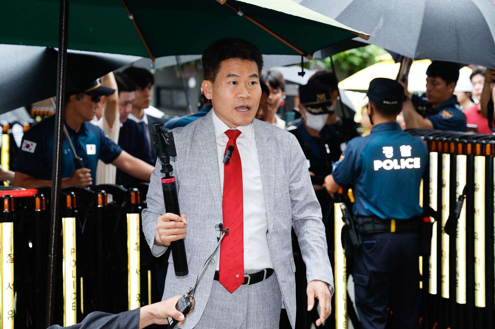 전한길 전 한국사 강사가 14일 오전 서울 여의도 국민의힘 중앙당사에서 열린 중앙윤리위원회 회의에 출석하고 있다. 윤리위는 이날 회의를 열고 지난 대구·경북 합동 연설회에서 일부 후보를 향해 ‘배신자’라고 연호하며 소란을 일으킨 전 씨에 대한 징계 수위를 확정할 예정이다. 2025.8.14/뉴스1