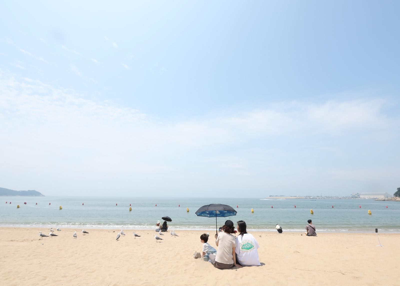 전국이 30도 안팎의 무더운 날씨를 보인 19일 인천 중구 을왕리해수욕장을 찾은 관광객들이 바닷바람에 더위를 식히고 있다.    인천 중구지역 해수욕장은 오는 21일 일제히 개장한다. 2025.06.19. [인천=뉴시스]