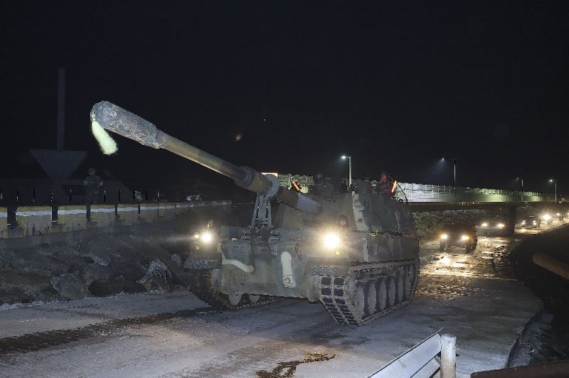 K9 자주포 야간 기동훈련. 동아일보 DB