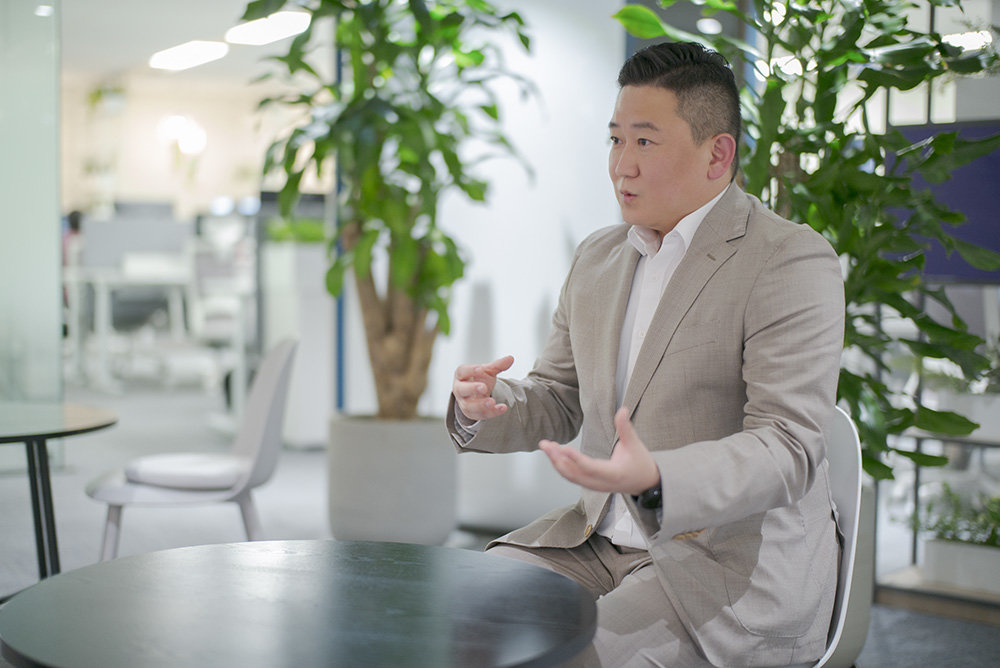 장덕진 부장은 오랜 OT 분야 영업 경력을 바탕으로 고객이 필요한 것을 먼저 찾고, 더 나아가 경쟁사 제품까지 확인하고 더 나은 것을 제안하는 안목을 지녔다 / 출처=IT동아