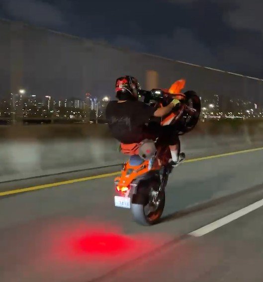 서울 성동경찰서가 검거한 폭주족 일당 중 한 명이 야간에 서울 시내 도로에서 앞바퀴를 들고 주행하는 모습. 성동경찰서 제공