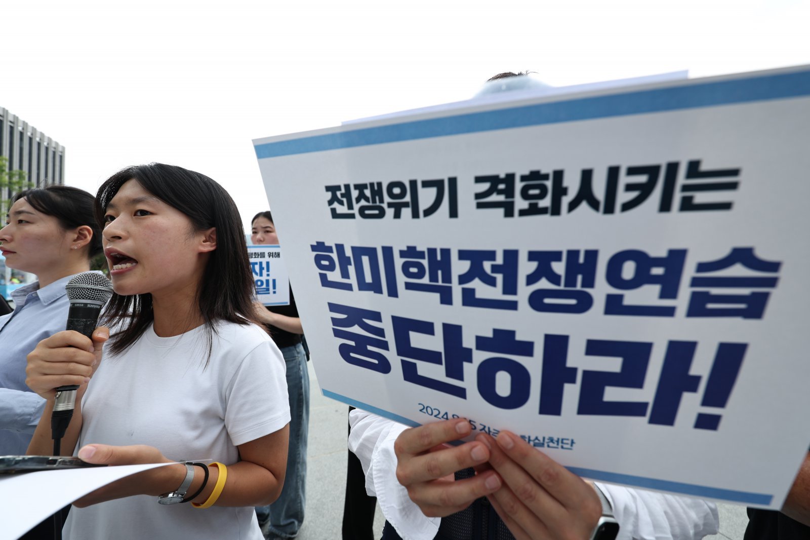 양대노총 통일선봉대, 진보성향 청년단체 등으로 구성된 ‘2024 8.15자주평화실천단’ 회원들이 2일 서울 종로구 광화문광장에서 출정 기자회견을 열고 주한미국대사관을 배경으로 한미일동맹 규탄 발언을 하고 있다. 2024.08.02 뉴시스