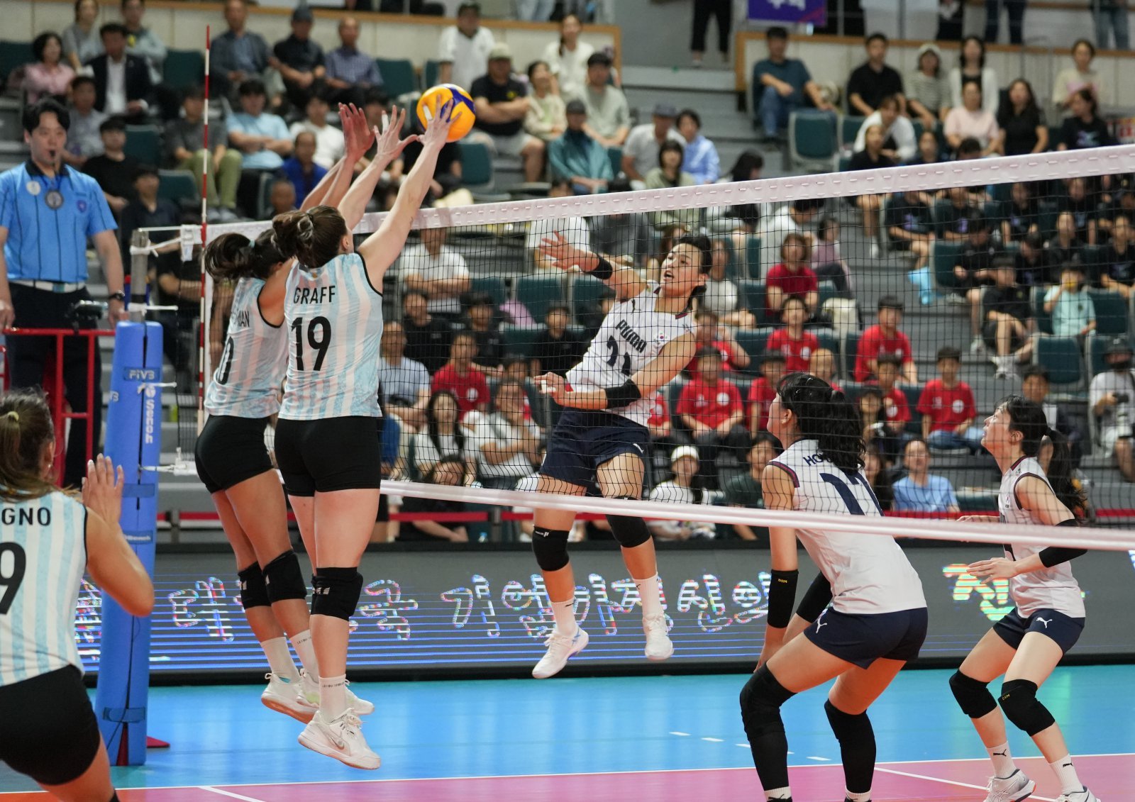 아르헨티나를 상대로 18점을 뽑아낸 문지윤(가운데)(대한배구협회 제공)