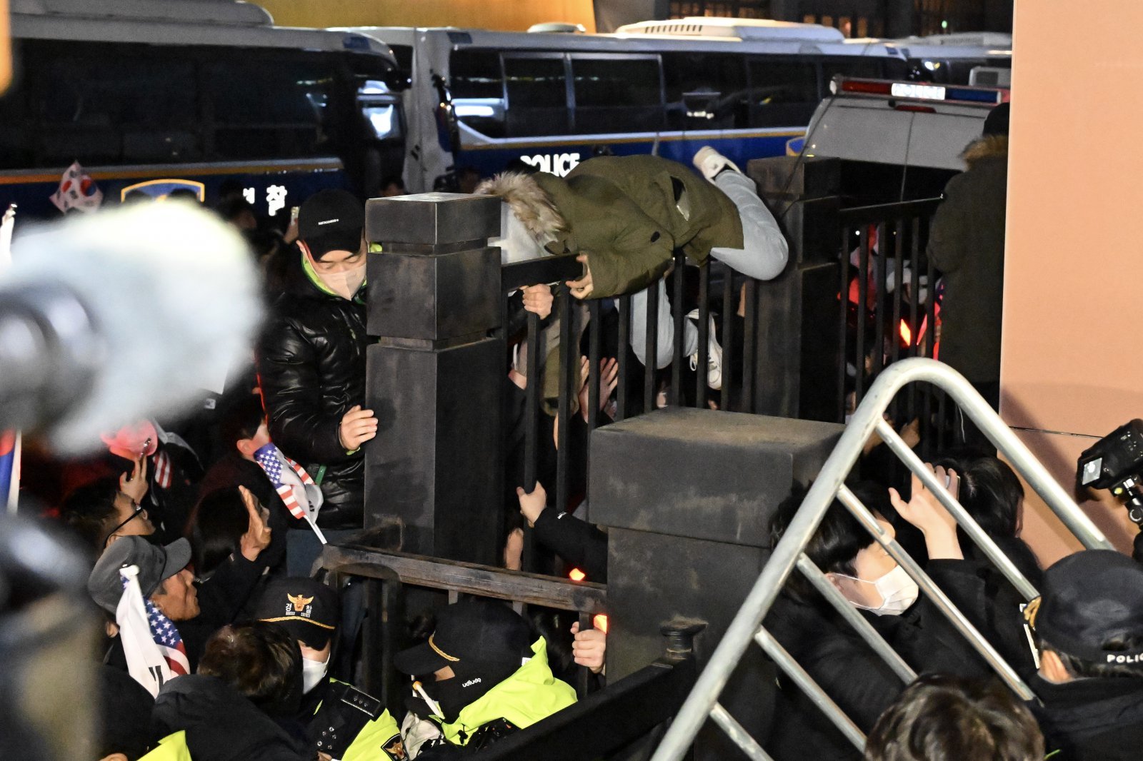 내란 수괴와 직권남용 등의 혐의를 받는 윤석열 대통령의 구속 전 피의자 심문(영장실질심사)이 열린 18일 서울 마포구 서울서부지방법원에서 윤 대통령 지지자들이 담장 너머에서 시위를 하고 있다. (공동취재) 2025.01.18 뉴시스