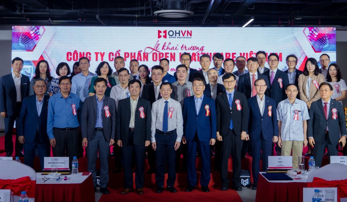 씨젠의료재단, 오픈헬스케어, 베트남 현지 관계자들이 기념 촬영을 하고 있다. 오픈헬스케어 제공