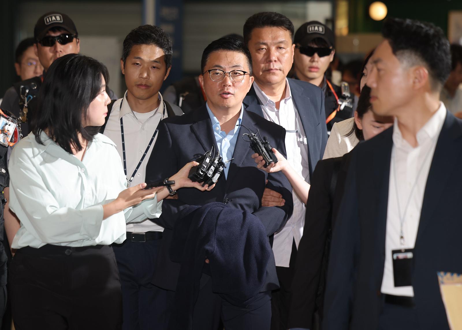 김건희 여사 일가의 ‘집사’로 지목된 김예성씨가 12일 인천국제공항 제1여객터미널을 통해 입국한 뒤 민중기 특별검사팀에 체포돼 이동하고 있다. (공동취재) 2025.8.12