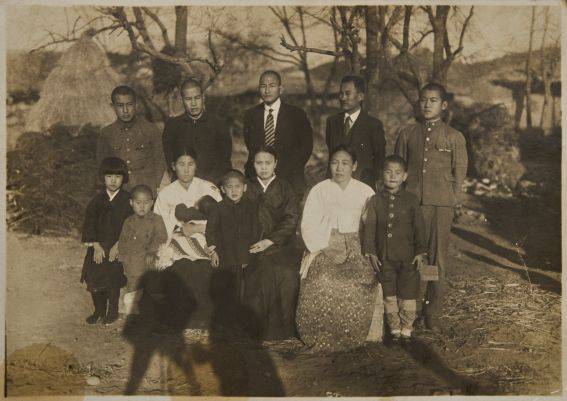 유관순 열사의 미공개 가족사진. 첫줄 오른쪽 두 번째 인물이 유관순 열사의 오빠인 유우석 독립운동가다 / 출처=충남콘텐츠진흥원