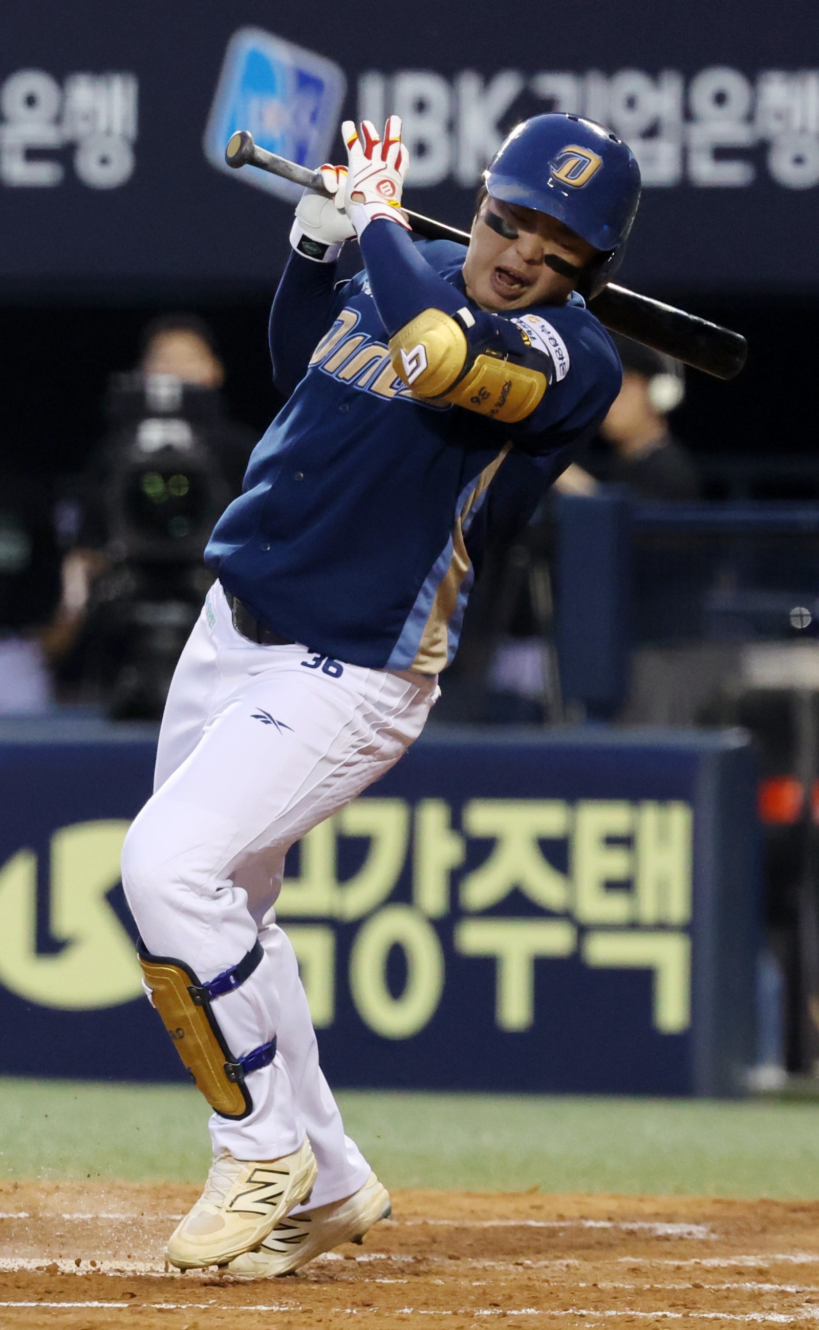 17일 오후 서울 송파구 잠실야구장에서 열린 2025 신한 쏠뱅크 KBO리그 LG 트윈스와 NC 다이노스의 경기, 5회초 무사 만루 상황에서 NC 권희동이 공에 맞아 고통스러워 하고 있다. 2025.06.17 뉴시스