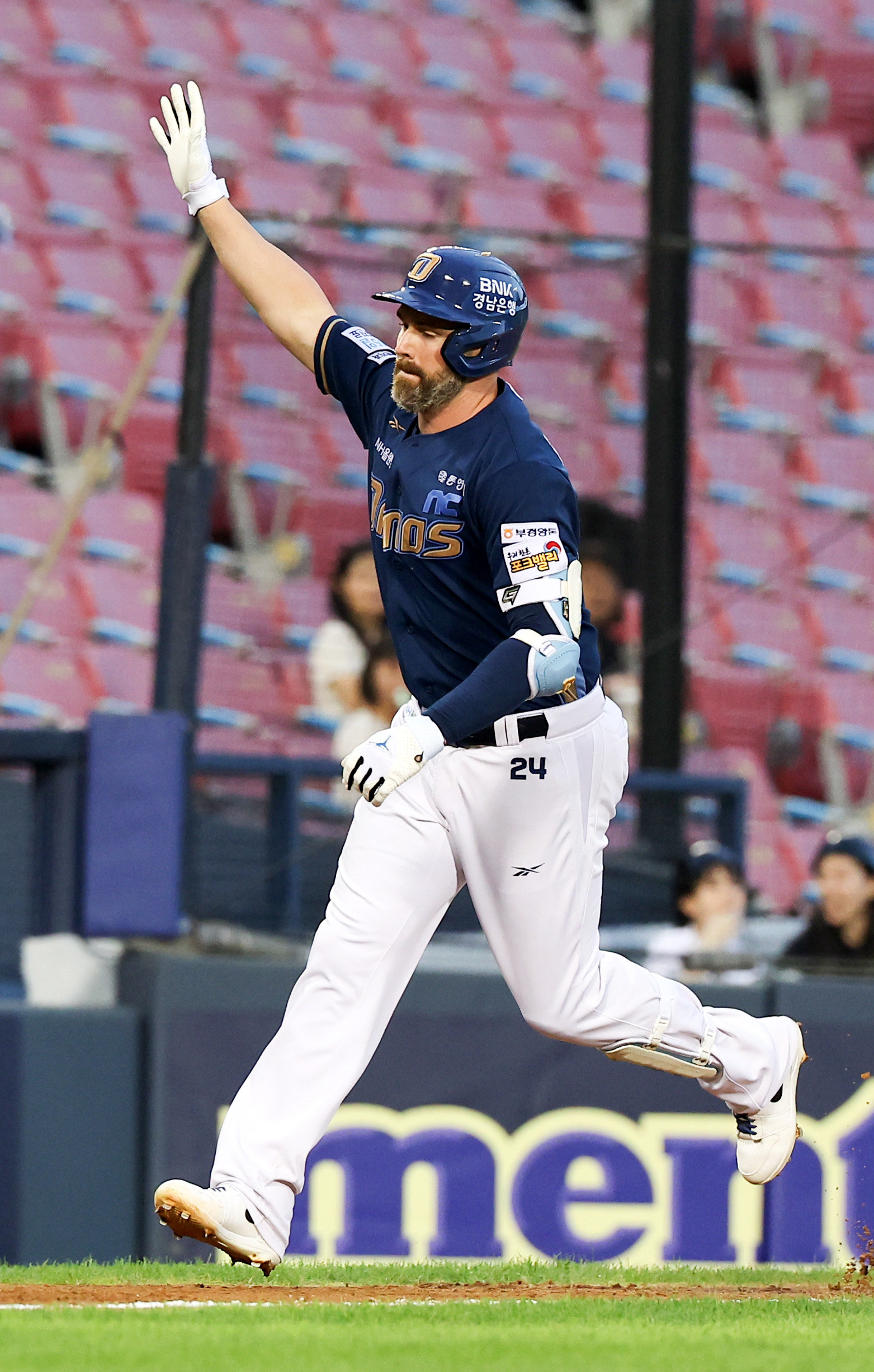 14일 서울 송파구 잠실야구장에서 열린 2025 프로야구 NC 다이노스 vs 두산 베어스 경기, 3회초 1사 주자없는 상황 NC 4번타자 데이비슨이 좌월 홈런을 때린 뒤 홈인하고 있다. 2025.08.14 뉴시스