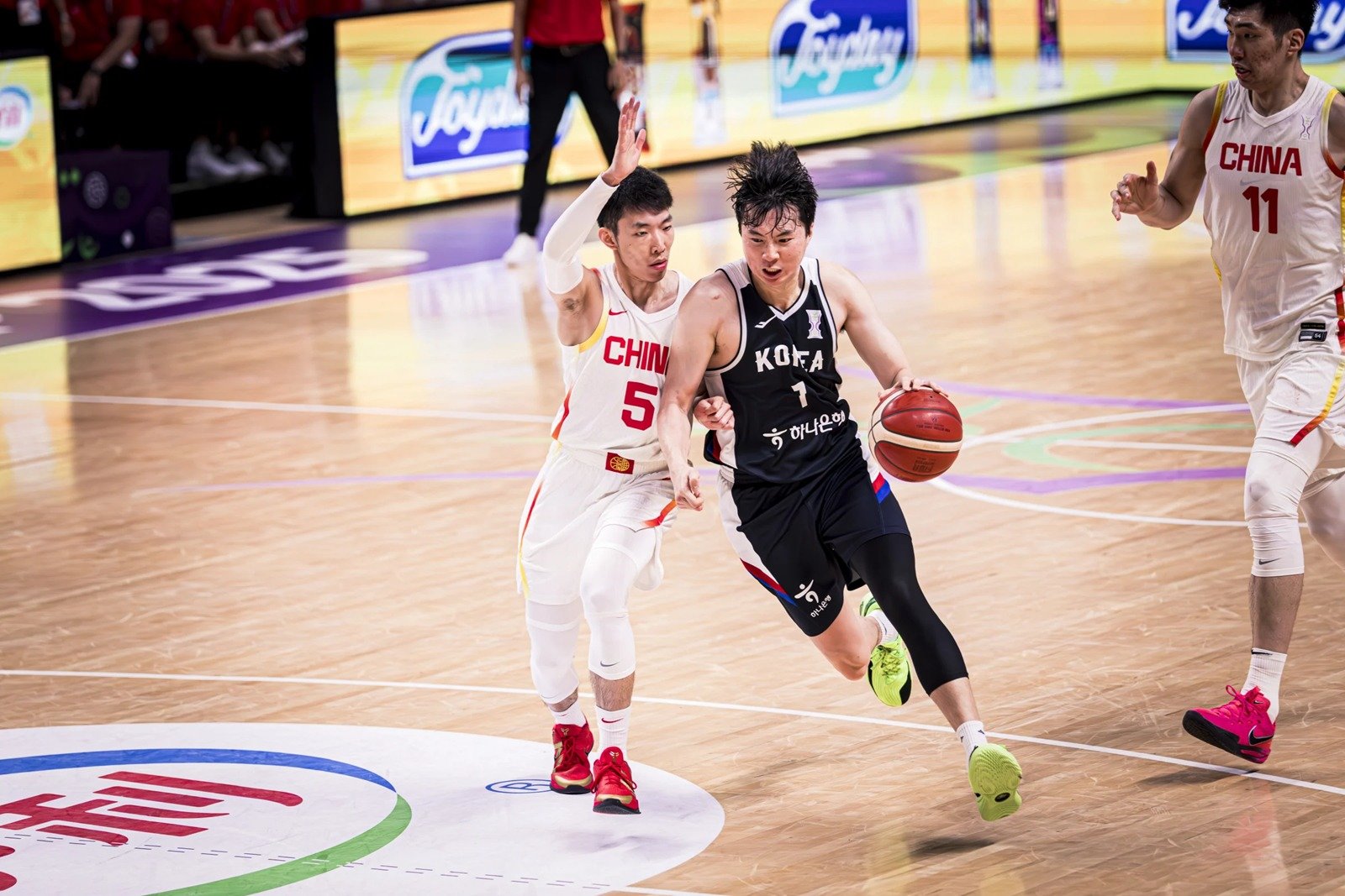 이현중(오른쪽)은 14일(한국시간) 열린 2025 FIBA 아시아컵 8강 한국-중국전에서 22점 7리바운드 4어시스트를 기록했다. (FIBA 제공)
