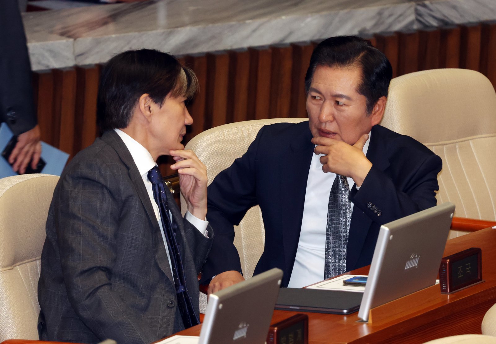 정청래 더불어민주당 의원과 조국 조국혁신당 대표가 14일 서울 여의도 국회에서 열린 제418회 국회(정기회) 제12차 본회의에서 대화하고 있다.  2024.11.14. 서울=뉴시스