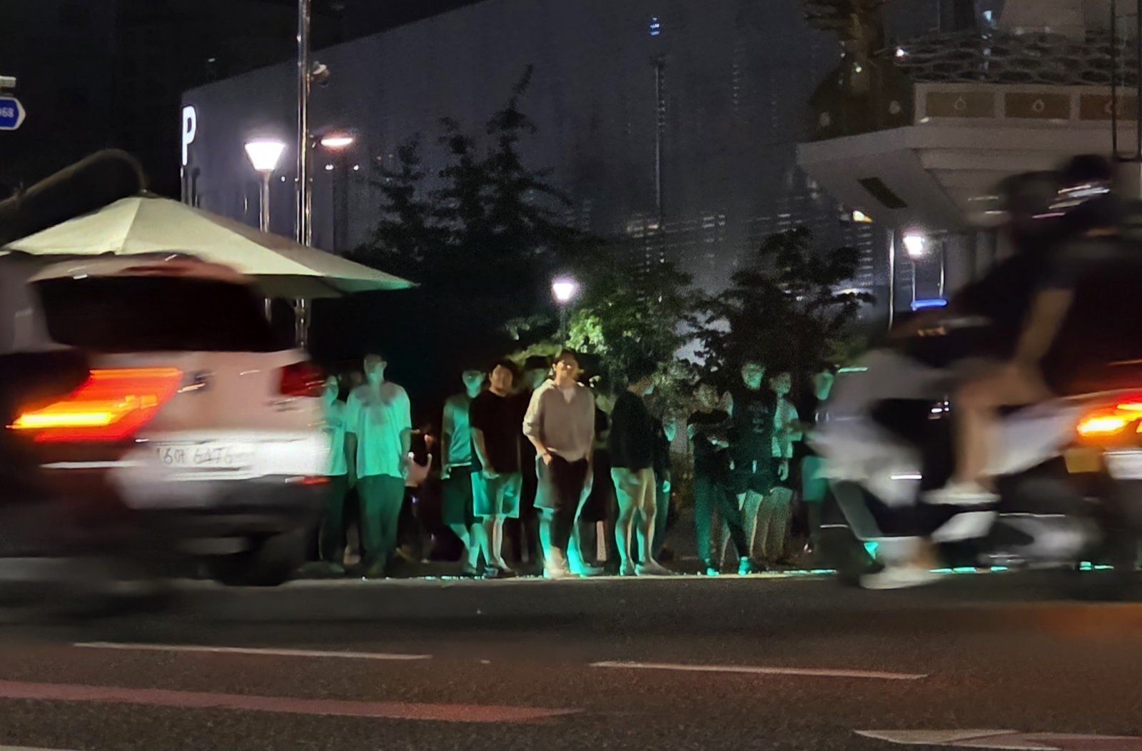 15일 새벽, 충남 아산시 배방읍 배방역 사거리에서 구경꾼들이 폭주를 기다리고 있다. 2025.8.15. /뉴스1