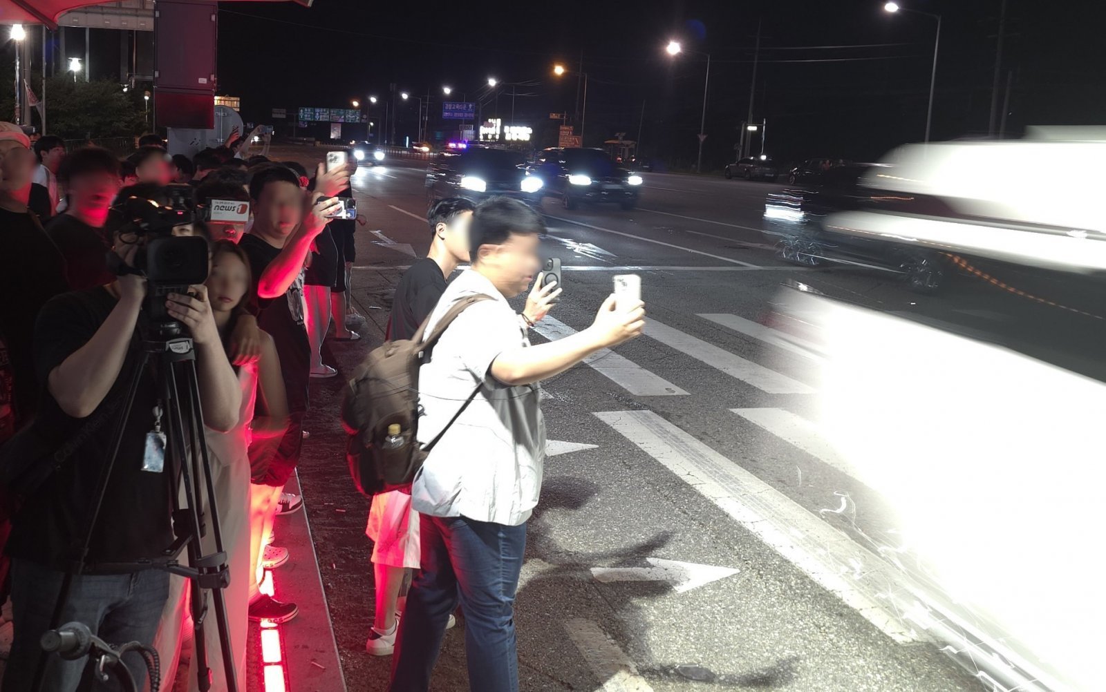 15일 새벽, 충남 아산시 배방읍 배방역 사거리에서 폭주 구경꾼들이 인도를 내려가 위험한 촬영을 하고 있다. 2025.8.15. /뉴스1