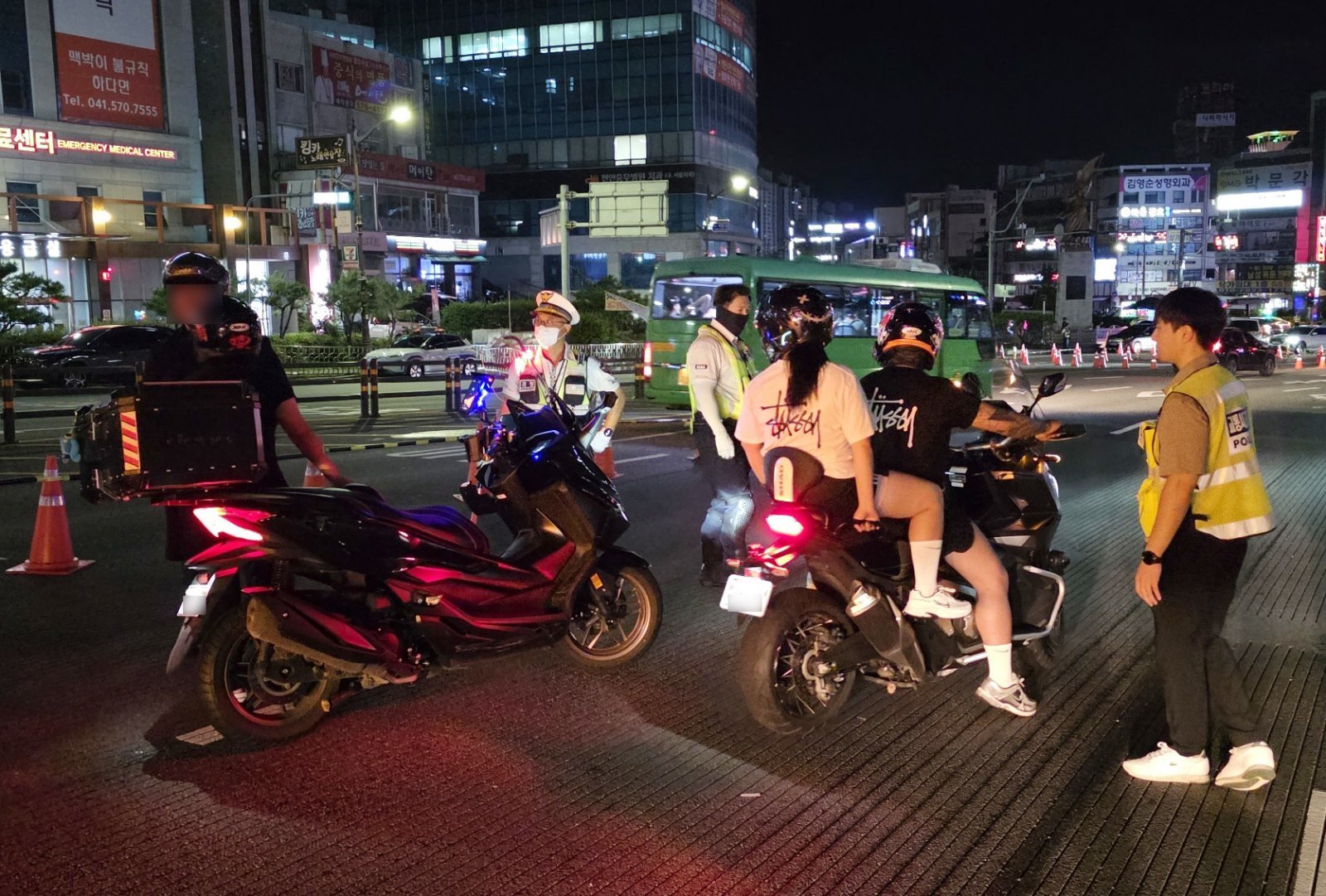 15일 새벽, 충남 천안시 쌍용동 일봉산사거리에서 폭주 예방을 위해 오토바이 운전자를 상대로 검문을 하고 있다. 2025.8.15/뉴스1