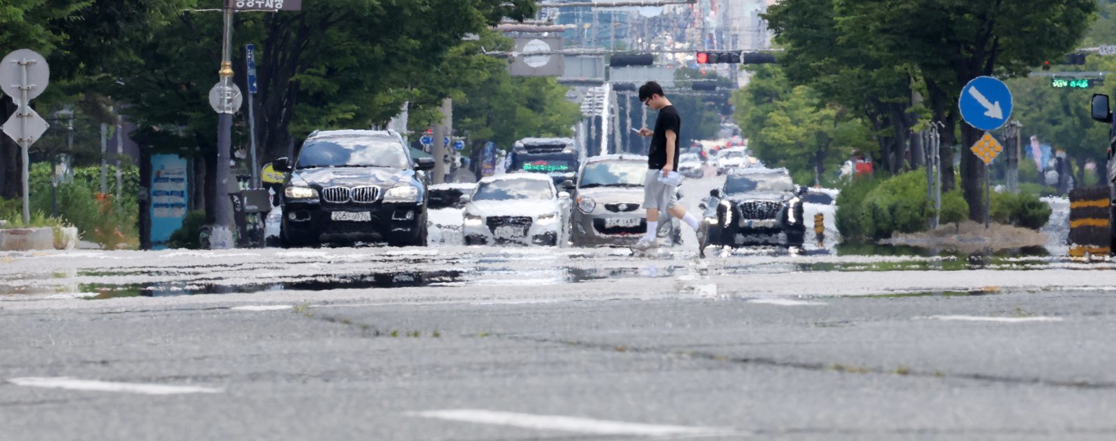 연일 무더위가 기승을 부리며 폭염경보가 이어진 29일 전북 전주시 효자로 위로 지열로 인한 아지랑이가 피어오르고 있다. 2025.7.29/뉴스1