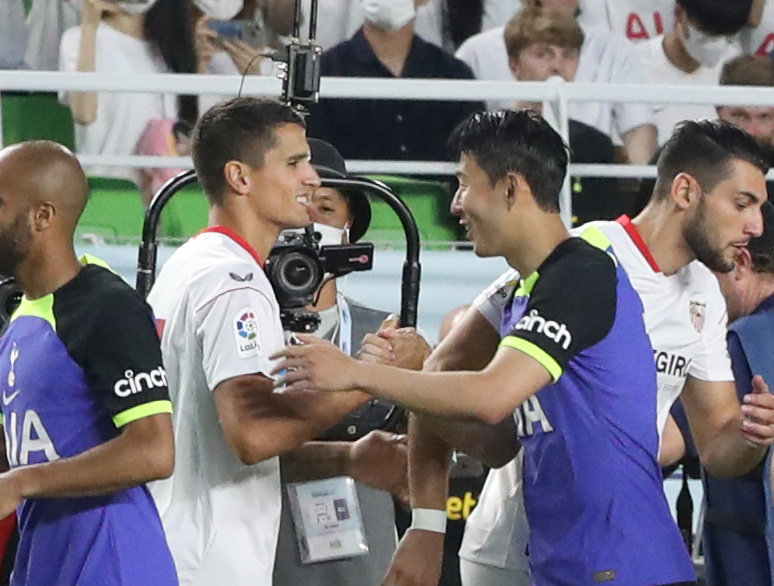 2022년 한국에서 펼쳐진 프리시즌 연습경기에서 인사를 나누는 손흥민과 에릭 라멜라. 뉴스1