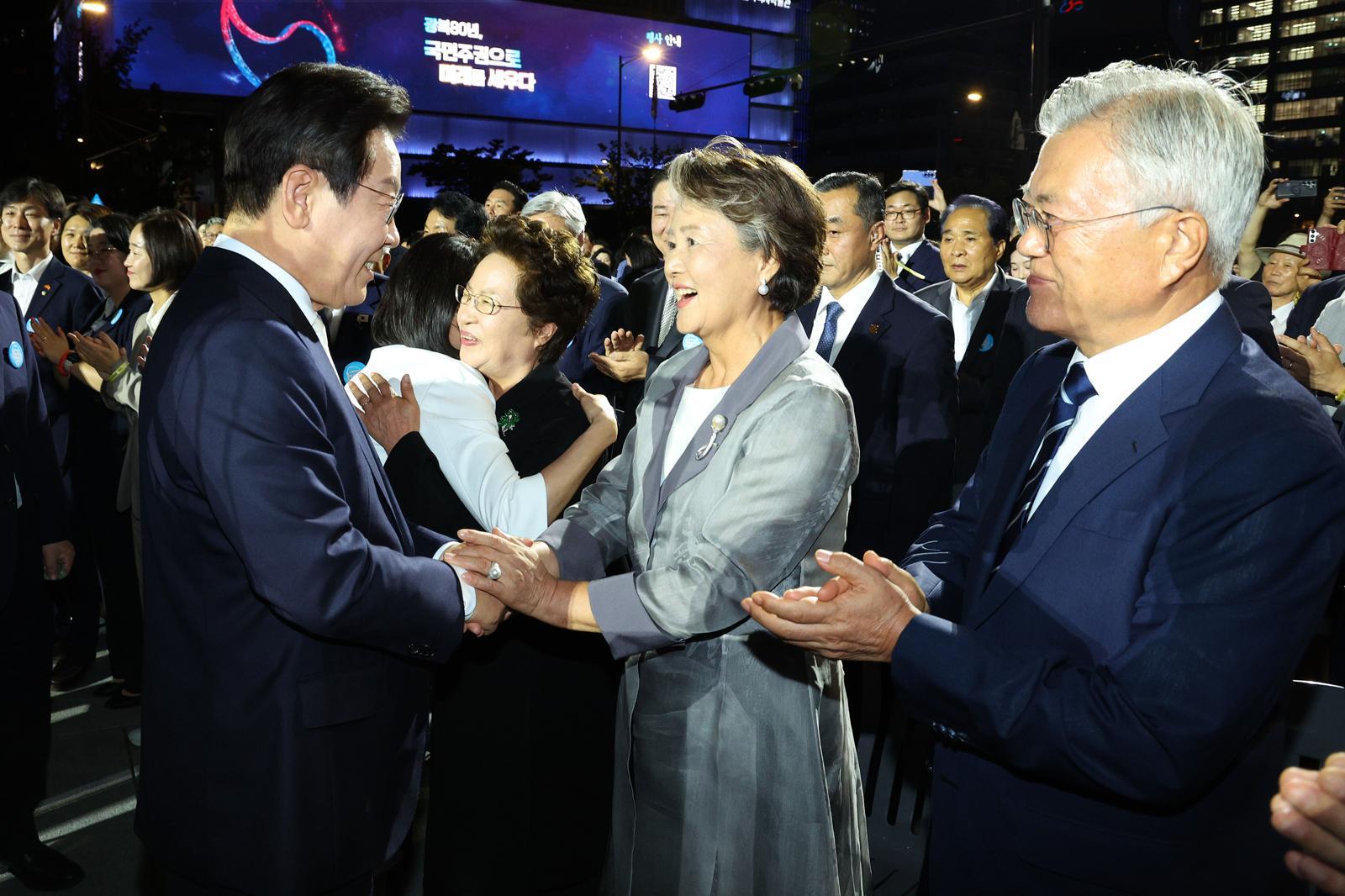 이재명 대통령이 15일 서울 세종대로 광화문광장에서 열린 제21대 대통령 국민임명식 ‘광복 80년, 국민주권으로 미래를 세우다’ 행사에서 문재인 전 대통령, 김정숙 여사와 인사하고 있다. 2025.08.15. 뉴시스