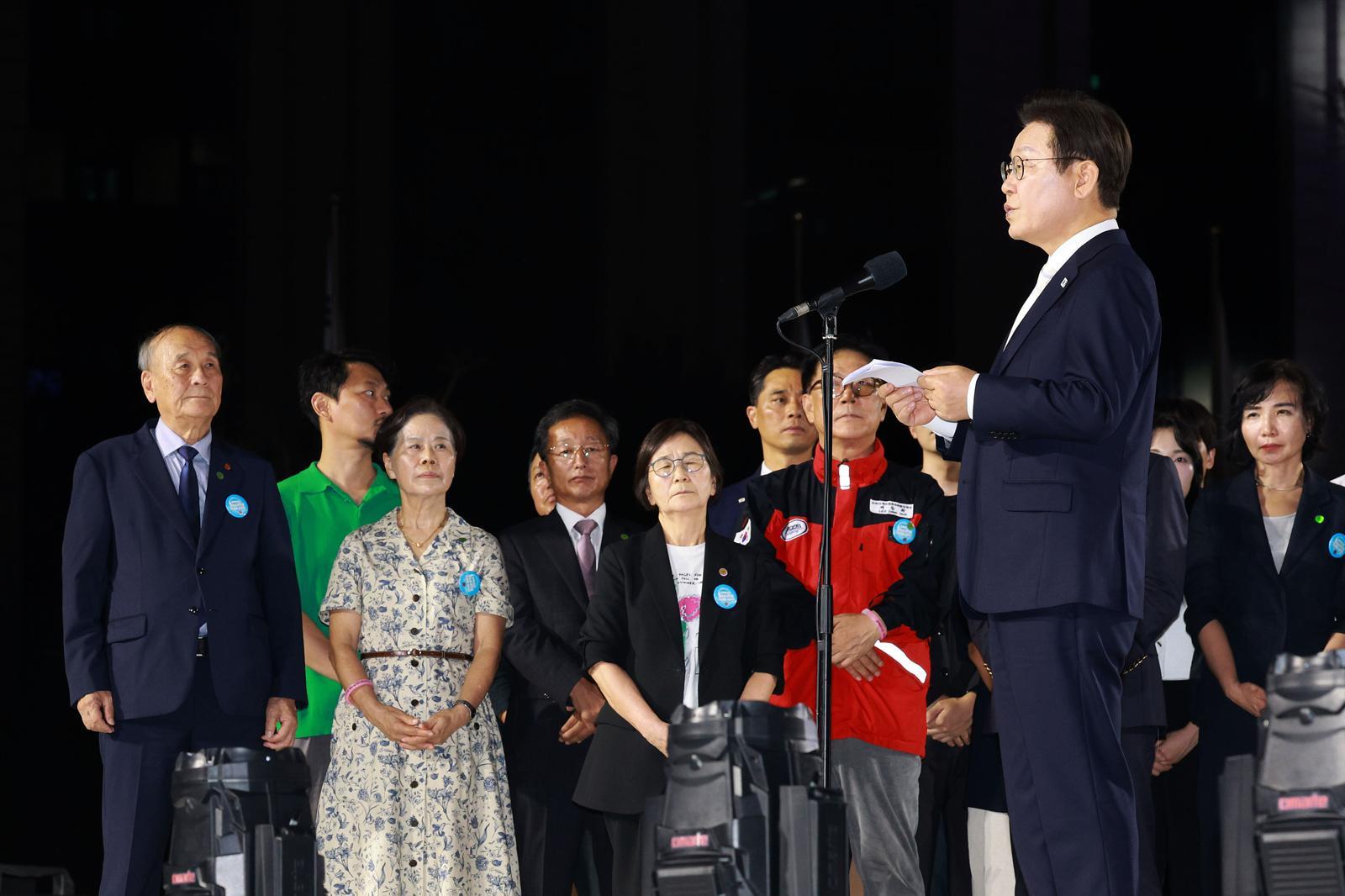 이재명 대통령이 15일 서울 세종대로 광화문광장에서 열린 제21대 대통령 국민임명식 ‘광복 80년, 국민주권으로 미래를 세우다’ 행사에서 감사 인사를 하고 있다. 2025.08.15. 뉴시스