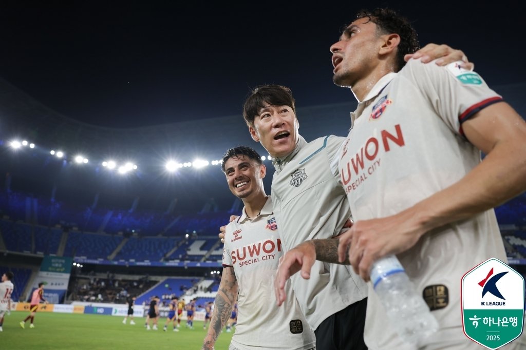 수원FC 김은중 감독(가운데)과 윌리안(왼쪽) (한국프로축구연맹 제공)